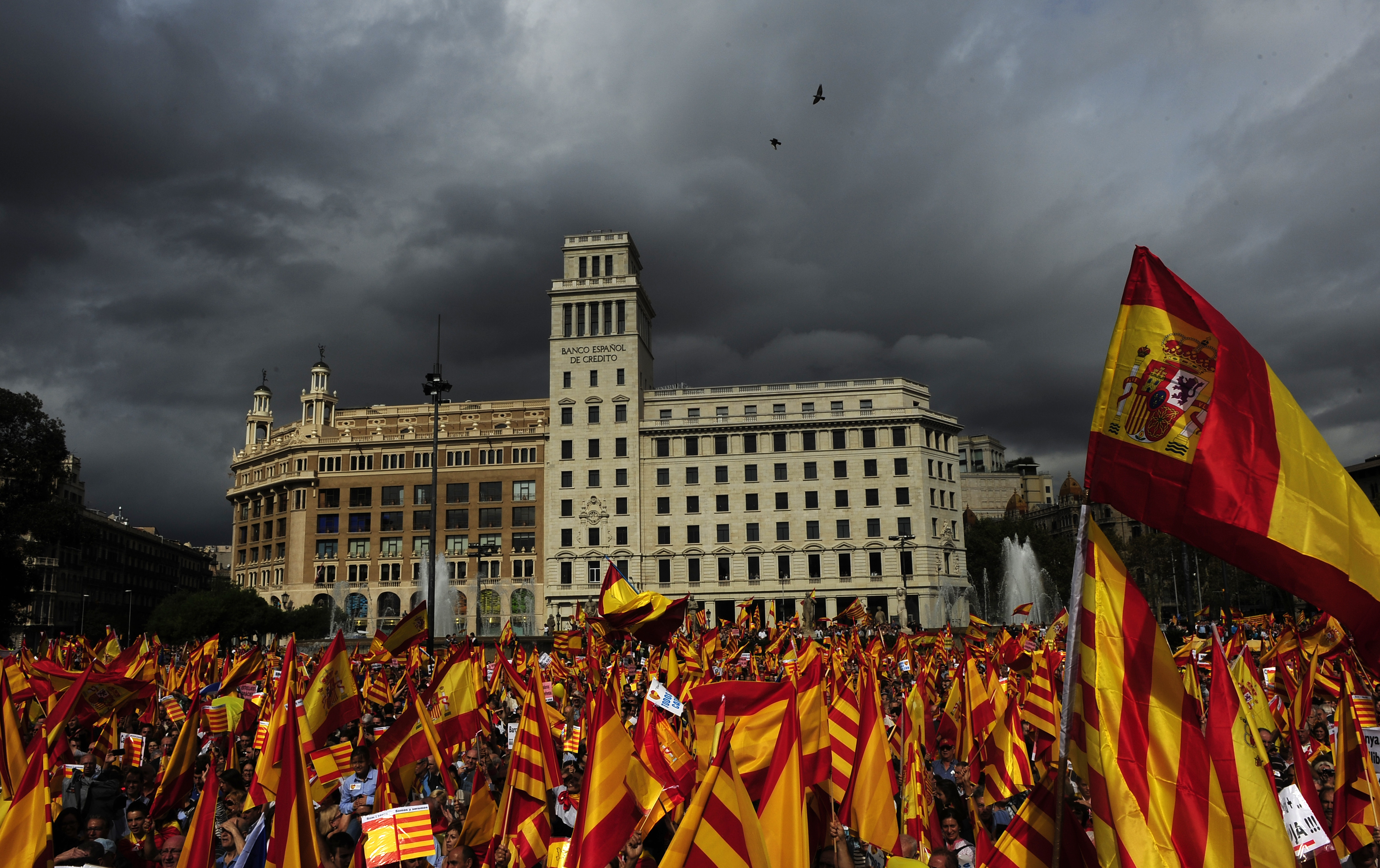 Διαδήλωση υπέρ της ενότητας της Ισπανίας στην κεντρική πλατεία της Βαρκελώνης